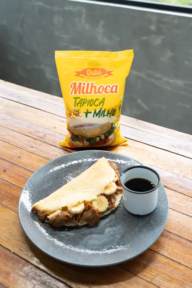 Milhoca doce com banana e pasta de amendoim acompanhada de café