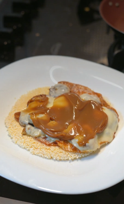 Milhoca doce com banana, mussarela e doce de leite